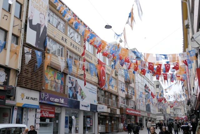 AKP ve TİP'in Gebze ilçe başkanlık binaları aynı caddede, karşı karşıya binalarda yer alıyor. 