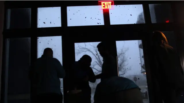 Vista del huracán María desde adentro de un refugio en Puerto Rico.