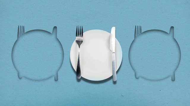 파란색 배경 위에 빈 접시와 포크, 칼들이 놓여있다. 