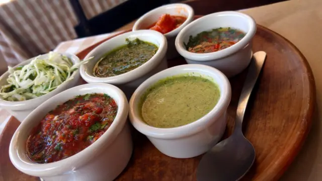 Миски с разнообразными соусами