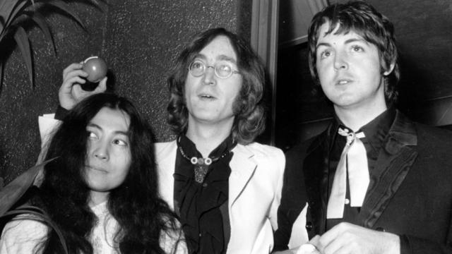 Йоко Оно, Джон Леннон и Пол Маккартни на премьер фильма 18 июля 1968 г.