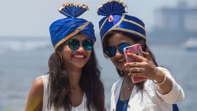 યુવતીઓની તસવીર