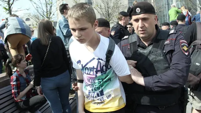 Задержание несовершеннолетнего на акции протеста 5 мая 2018 года