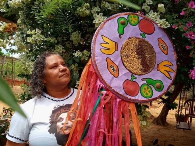 Mulher negra com camiseta com rostoesporte 365 bonusMarielle Franco