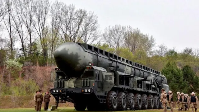 화성-18형 미사일과 발사대