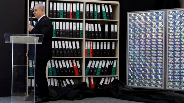 內塔尼亞胡又展示一些他聲稱載有伊朗核計劃資料的文件夾和電腦光盤。