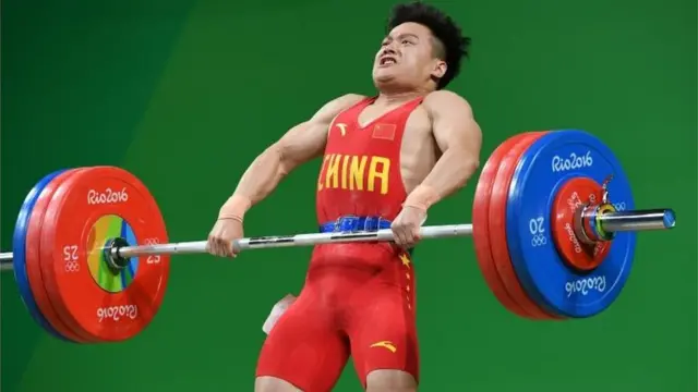 Long Qingquan se quedó con el oro en su categoría y con un nuevo récord mundial.