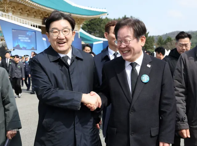 더불어민주당 이재명 대표와 국민의힘 권성동 원내대표가 2025년 3월 28일 국립대전현충원에서 열린 10회 서해수호의날 기념식을 마친 뒤 행사장을 나오며 악수하고 있다