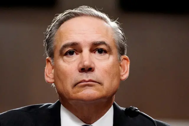 Kelly Ortberg com olhar sério