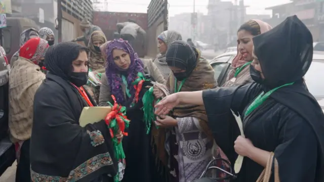 पीटीआई की महिला समर्थक 