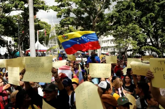 Venezuelanos que apoiam Maduro organizaram protestos no país contra ameaças de Trump
