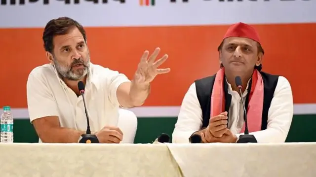 विरोधी पक्षनेते राहुल गांधी आणि अखिलेश यादव.