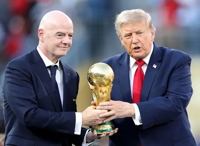 Donald Trump et Gianni Infantino tenant la trophée de la Coupe du monde