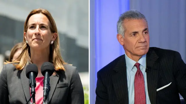 راست: جک چاتارلی، نامزد فرمانداری از حزب جمهوری‌خواه برای ایالت نیوجرسی، در جلسه عمومی شبکه خبری فاکس نیوز به میزبانی برنامه هنی‌تی در پوینت پلزنت، نیوجرسی، ایالات متحده، روز پنجشنبه ۳۰ اکتبر ۲۰۲۵.
چپ: میکی شریل، نماینده مجلس نمایندگان آمریکا از حزب دموکرات برای ایالت نیوجرسی