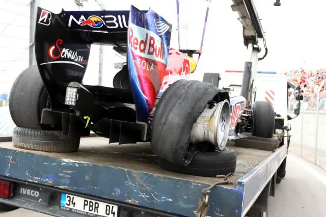 2010'daki F1 İstanbul GP'sinde Alman pilot Sebastian Vettel’in, Red Bull'dan takım arkadaşı Avustralyalı Mark Webber ile çarpışmasının ardından hasar gören aracı
