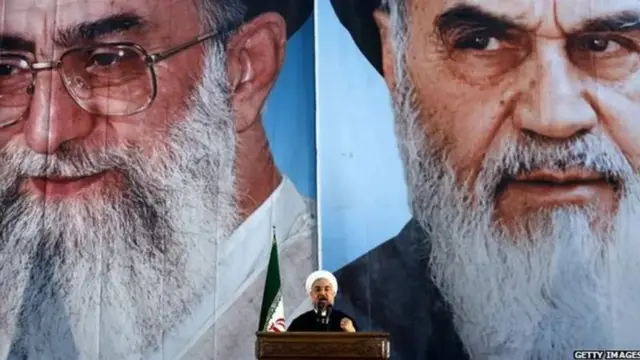 Ali Khamenei (kushoto) ndio kiongozi wa pili wa mapinduzi baada ya Ruhollah Khomeini (kulia)