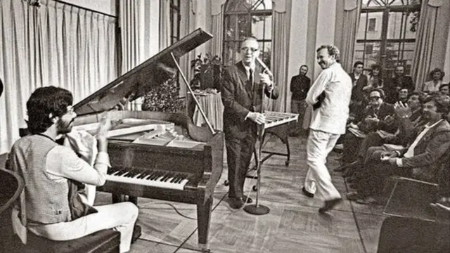 Дуэт Чик Кориа - Гэри Бертон на концерте в московской резиденции посла США Спасо-Хаус. В центре - представляющий музыкантов легендарный ведущий программ Jazz Hour на волнах "Голоса Америки" Уиллис Коновер. 1982 год