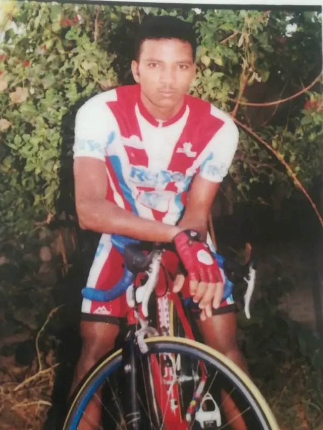 ኣኽሊሉ ሃይለ ተጻዋታይ ጋንታ ቀይሕ ባሕሪ (ሬድ ሲ) እንከሎ ኣብ 2000