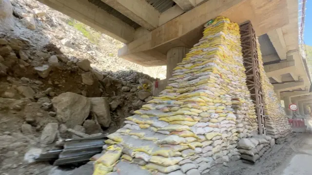 హిమాలయాలు, ప్రమాదాలు, కొండచరియలు, వర్షాకాలం