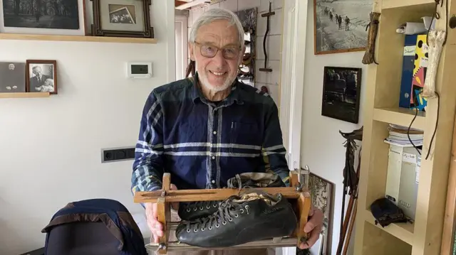 اولدنکمپ و اسکیتهایی که با آنها در مسابقه سال ۱۹۶۳ شرکت کرد