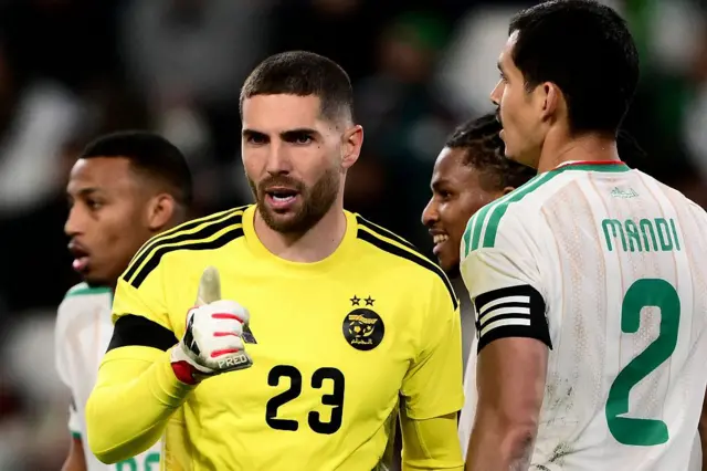 Le gardien de but de l'Algérie Luca Zidane (23) fait un geste lors du match amical international de football entre l'Algérie et l'Uruguay au stade Allianz de Turin le 31 mars 2026.