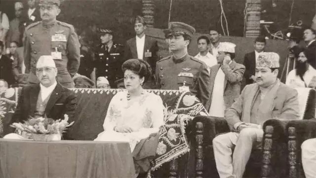 તેમને એક હાથમાં પર્સ અને બીજા હાથમાં પંખો હતો. તેઓ બિલિયર્ડ્ઝ રૂમની બાજુના એક ઓરડામાં જઈને સોફા પર બેસી ગયાં હતાં.