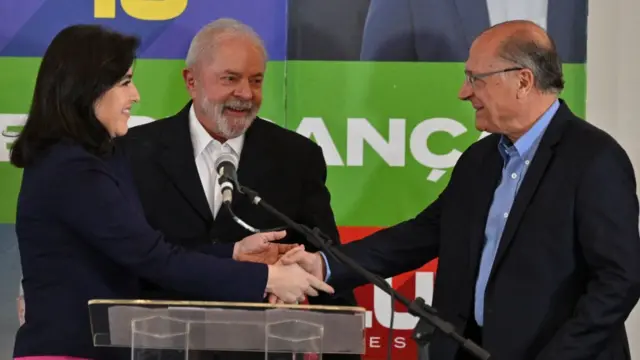 A senadora Simone Tebet (MDB), Lula e seu vice Geraldo Alckmin durante a campanha do segundo turno