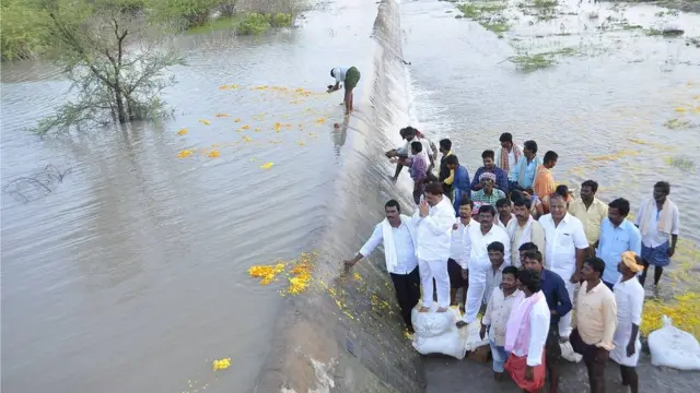 అనంతపురం జిల్లాలో అలుగులపైనుంచి పారుతున్న నీటికి పూజలు చేస్తున్న స్థానికులు