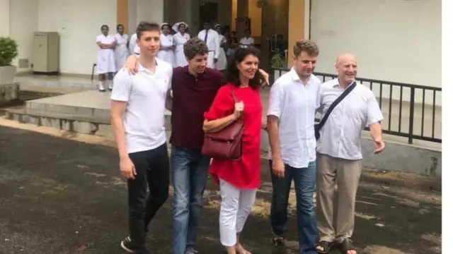 රත්නපුර රෝහල ඉදිරිපිට ලුවිස් ඇලන් පවුල