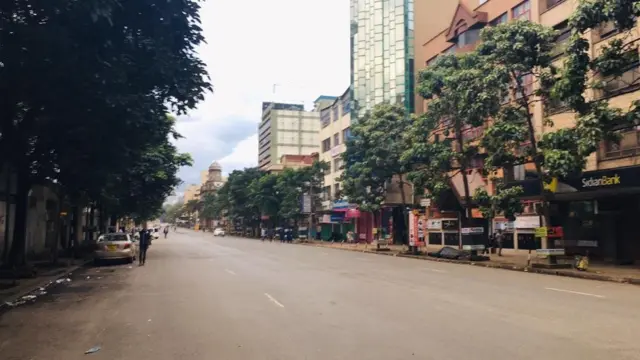 Barabara nyingi za mji wa Nairobi zilisalia kuwa mahame mda mfupi kabla ya amri ya kutotoka nje kuanza kutekelezwa