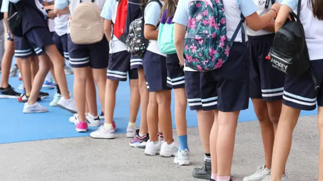 Niños a la entrada de una escuela.