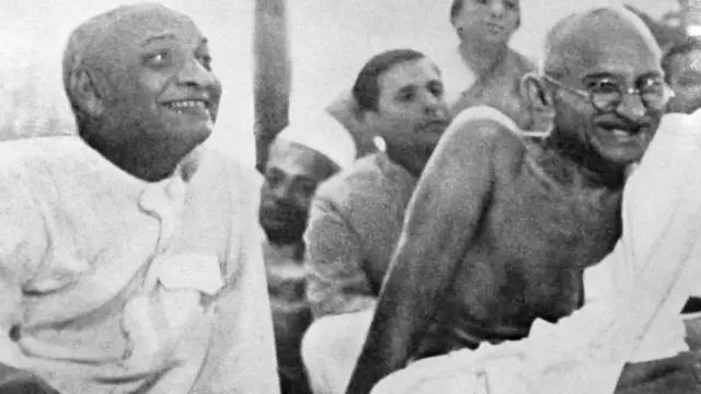 સરદાર અને ગાંધીની તસવીર
