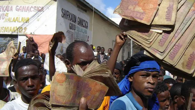 Yosh ayol suratga tushmoqda Men boshqa birovning xotiniga kirdim