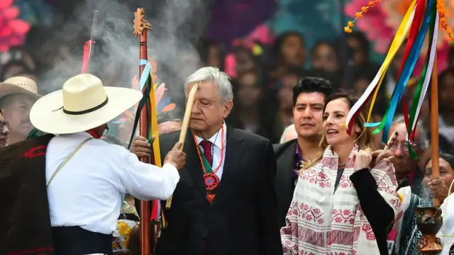 López Obrador recibe el bastón de mando