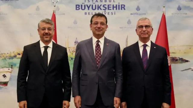 Çağlar (solda) İBB Genel Sekreterliği görevini Yavuz Erkut'tan (sağda) devraldı