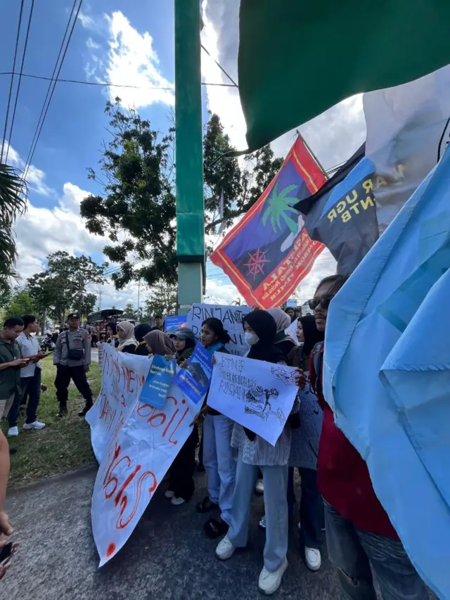 Aliansi menolak proyek wisata Rinjani.