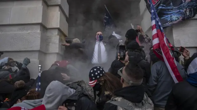 2021 අගනුවර කැරැල්ලේදී අත්අඩංගුවට ගත් ඔහුගේ ආධාරකරුවන් 1,500 කට පමණ සමාව ලබා දෙන බව ට්‍රම්ප් නිවේදනය කළේ ය.