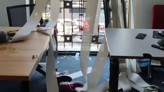 Офіс, у якому вибиті вікна, поламані меблі