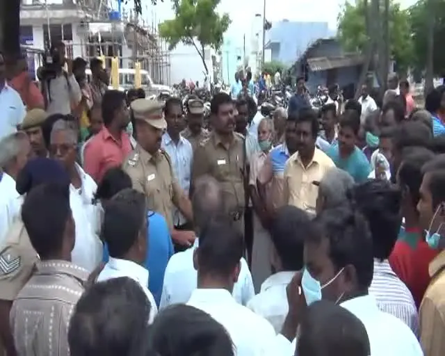பத்து நாட்களுக்கு மேலாக துர்நாற்றம்: ஏரியில் இறங்கி மக்கள் போராட்டம்