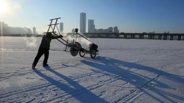 জমে যাওয়া নদী থেকে বড় বড় বরফের ব্লক তুলে নিয়ে যাওয়া যায় নির্মাণস্থলে
