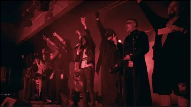 Ijọ naa ma n ṣe isin 'Black Masses', to si ma n jọ ere ori itage