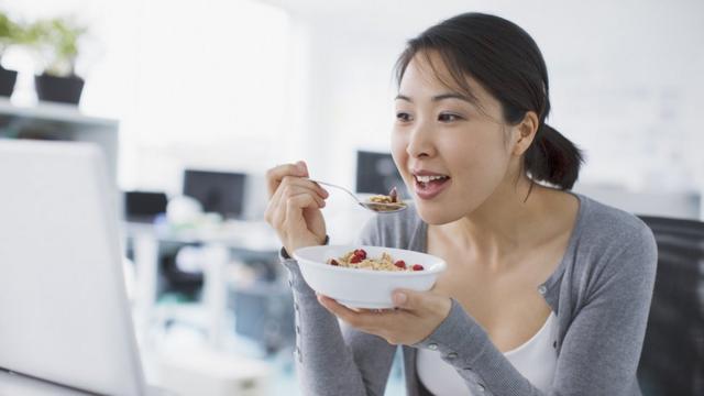 mujer comiendo cereal