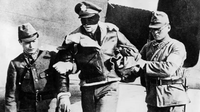 Captura de un soldado estadounidense por soldados japoneses