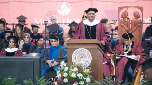 모어 하우스 칼리지의 135번째 졸업식에서 연설 중인 로버트 F 스미스