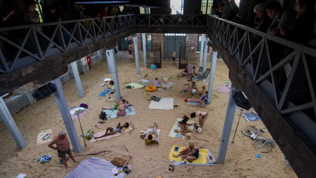 ساحل‌نشینان پاویلیون لیتوانی برای بازدیدکندگان اپرا می‌خوانند - برنده بهترین نمایش دوسالانه امسال