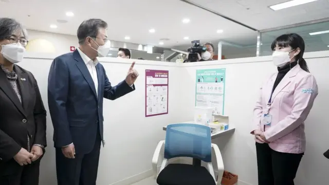 문재인 대통령이 백신 접종이 시작된 26일 오전 서울 마포구보건소를 방문해 의료진을 격려하고 있다