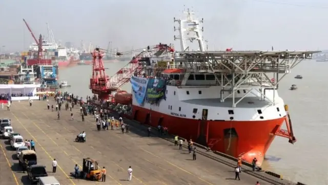 চট্টগ্রাম বন্দর, যেখান থেকে সেতুটির দূরত্ব ৮০ কিলোমিটার