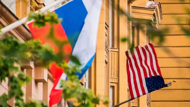 Флаги на посольстве