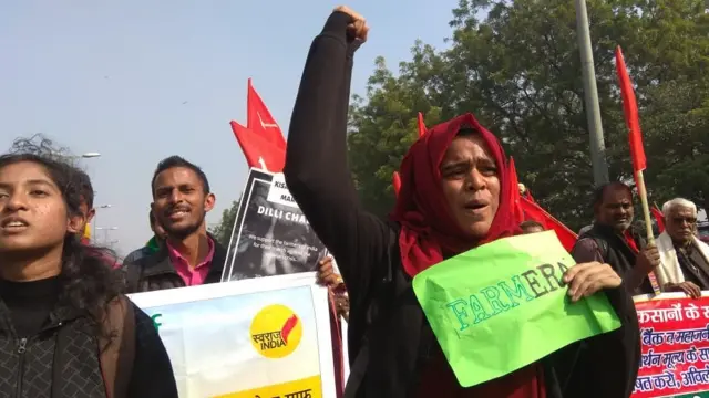 டெல்லி விவசாயிகள் பேரணியில் முழக்கம் எழுப்பும் முஸ்லிம் பெண் ஒருவர்.