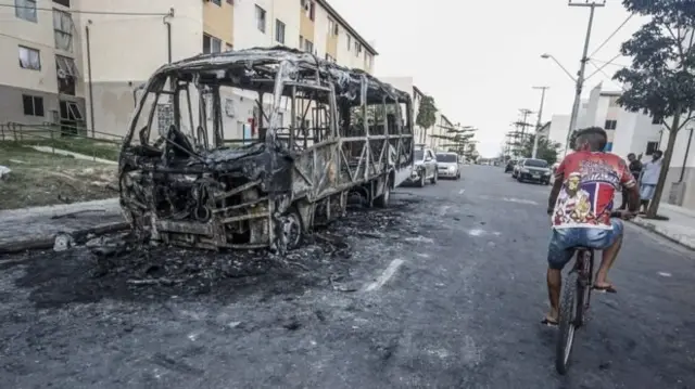 ônibus incendiado